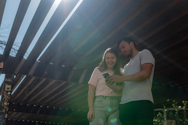 Homem e mulher olhando para um smartphone