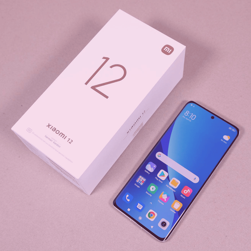 Caixa de um Xiaomi 12 com um celular ao lado
